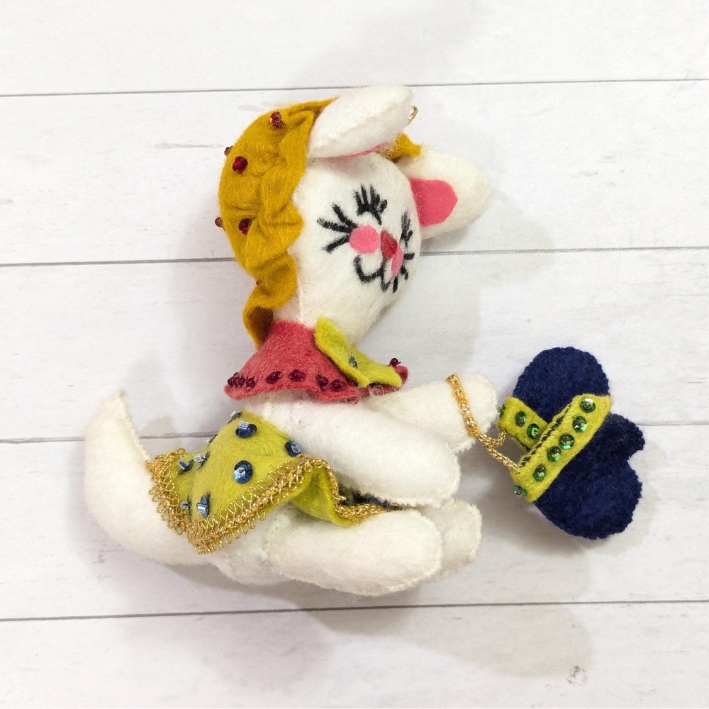 Vintage Bucilla Little Kitten Lost Their Mittens 1 (One) Felted Sequin Ornament